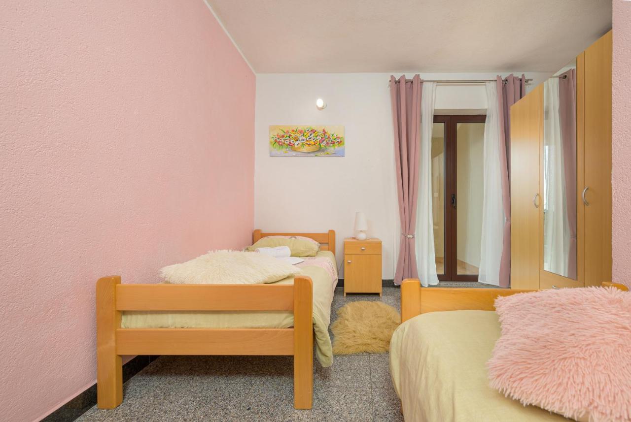 Holiday Apartment Ariella Krizanici Bagian luar foto